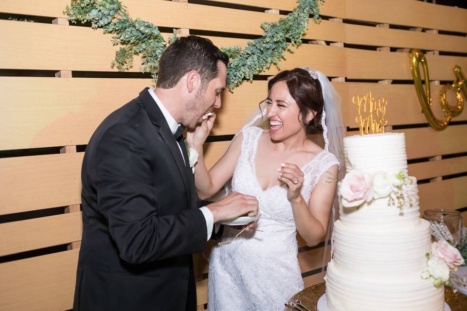Smash cake on the groom