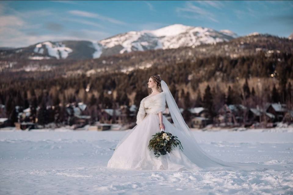 Love a winter bride!