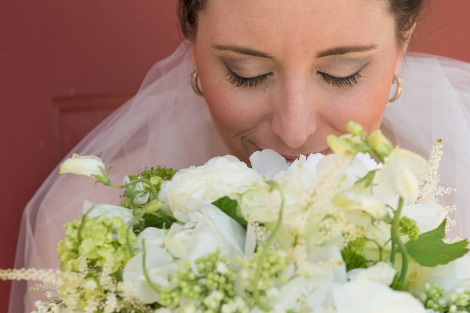 Wedding flowers with strong colors