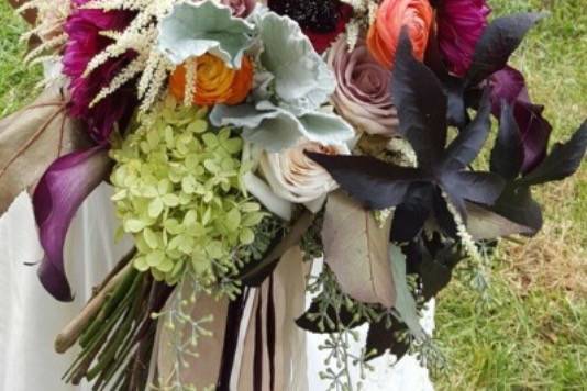 Wedding flowers with strong colors