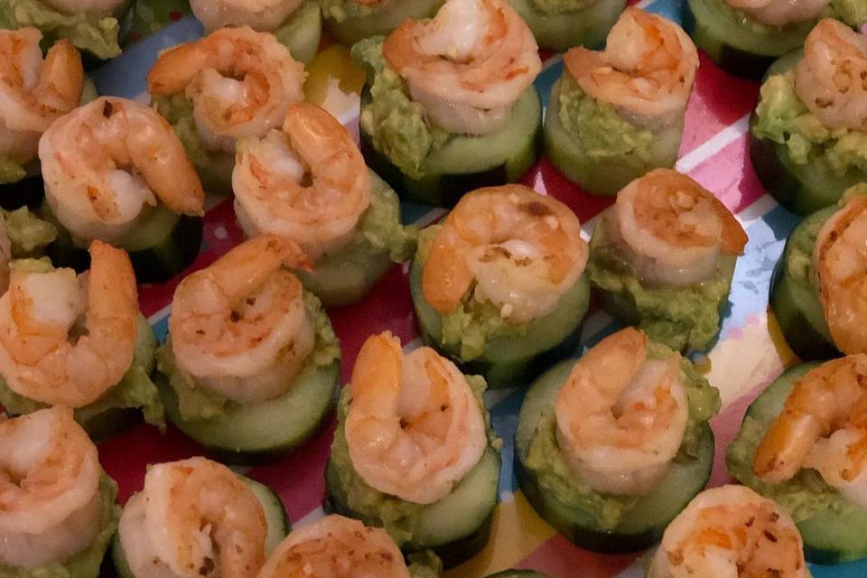 Cucumber guac shrimp bites