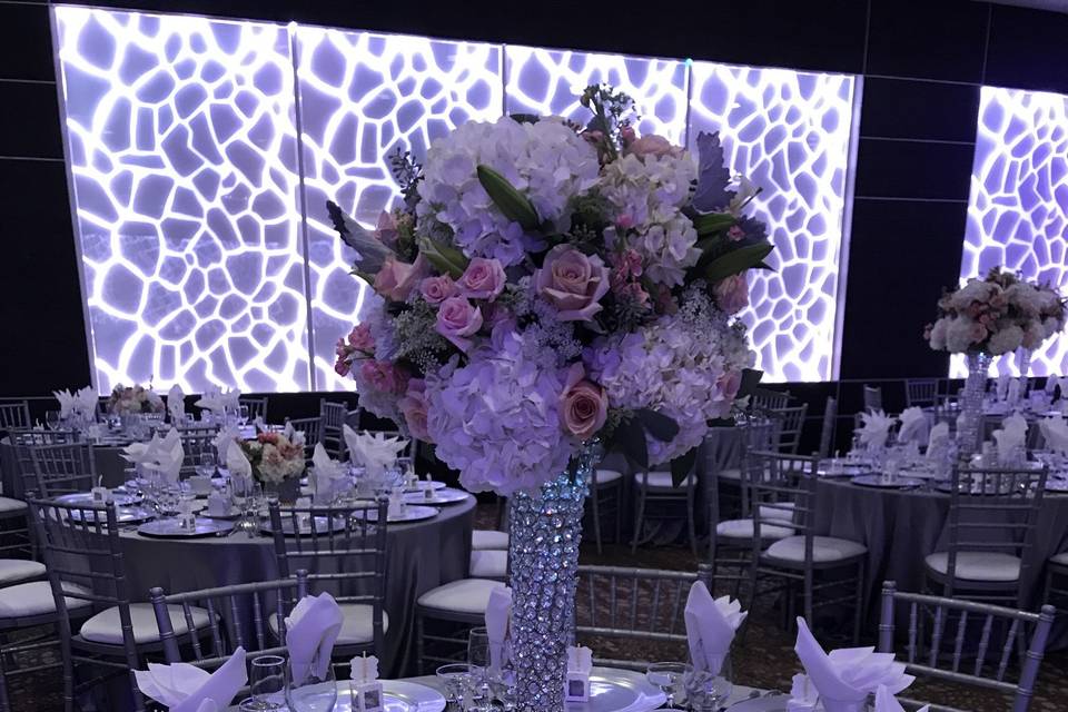Table setting with stunning centerpiece