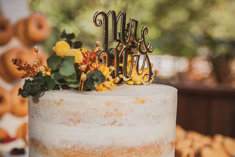 Semi naked cutting cake