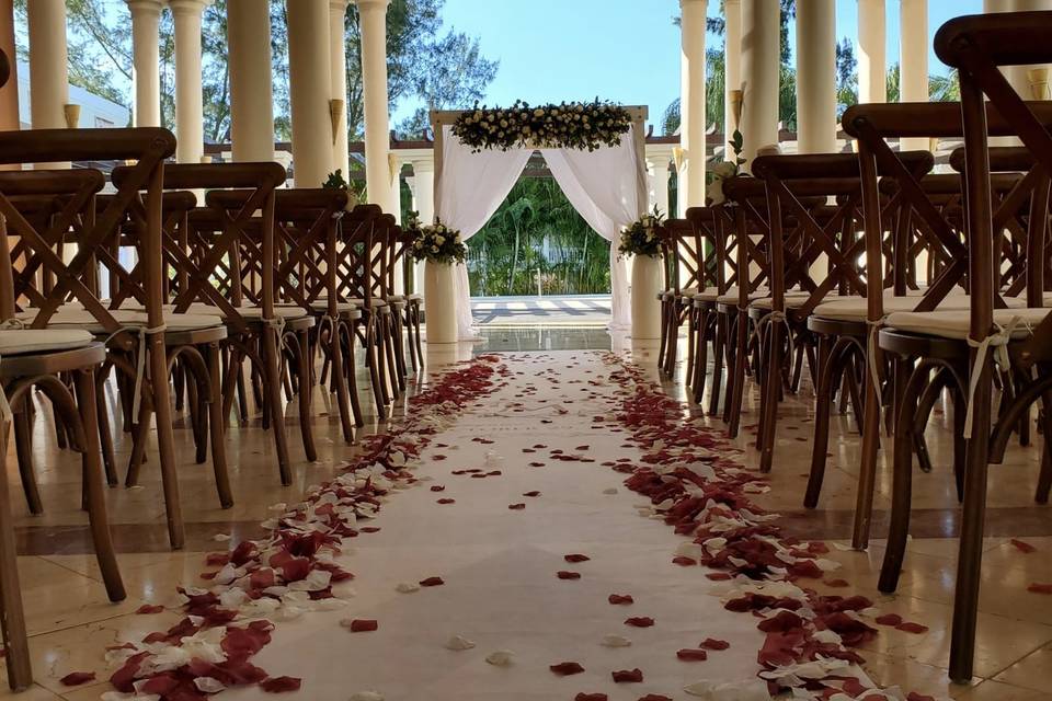 Ceremony Set Up Vintage petals