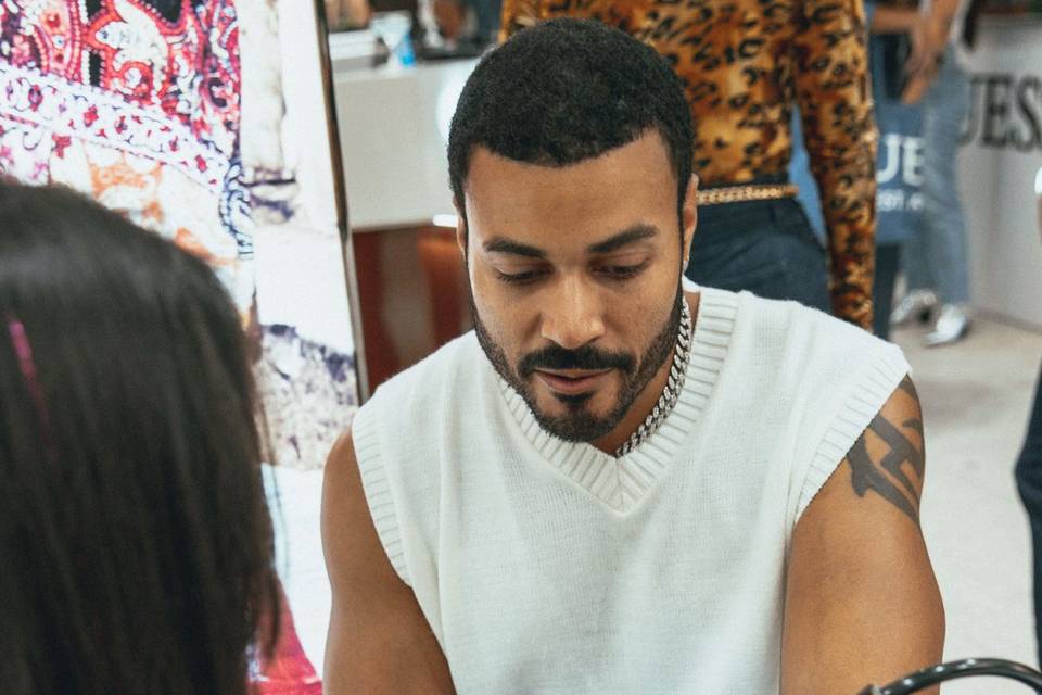 Man getting a bracelet