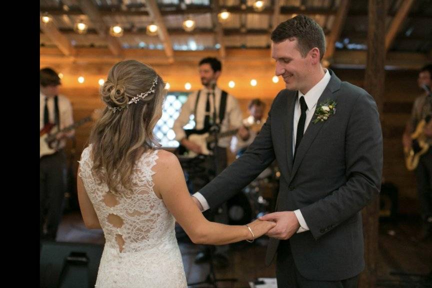 Bride & groom dancing