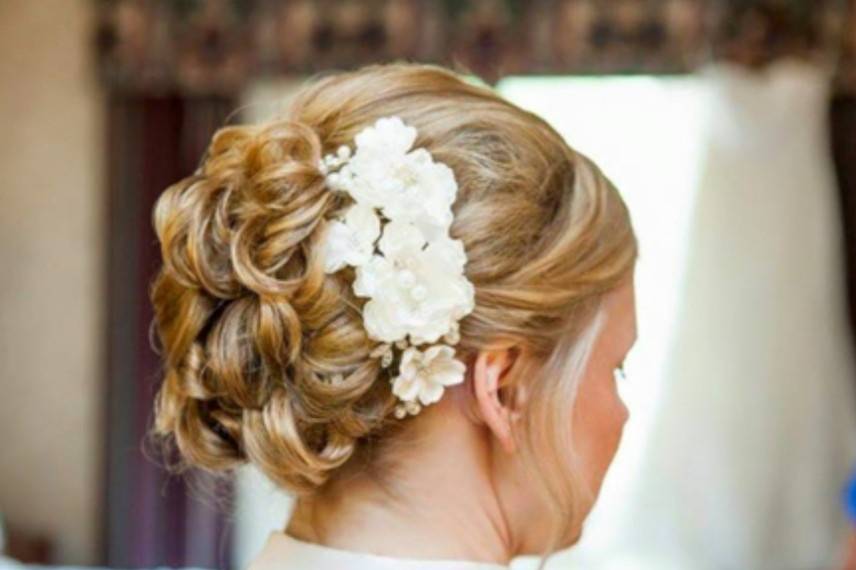 Romantic floral hairpiece