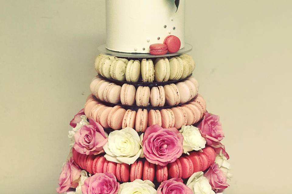Macaron tower with cake top