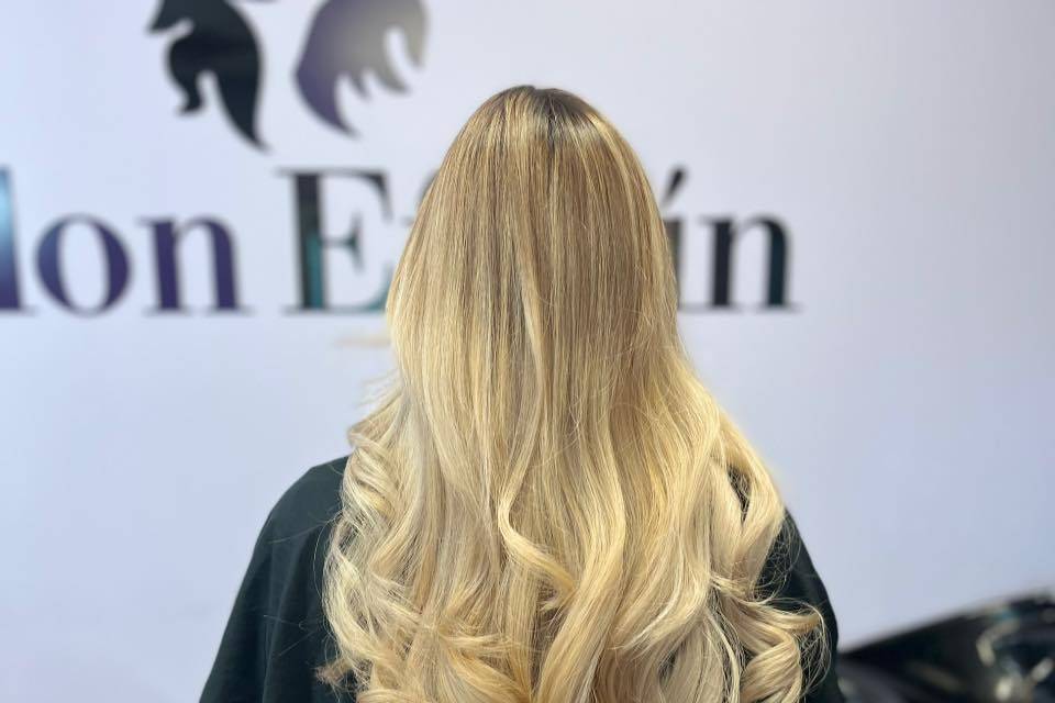 Complex blond waves