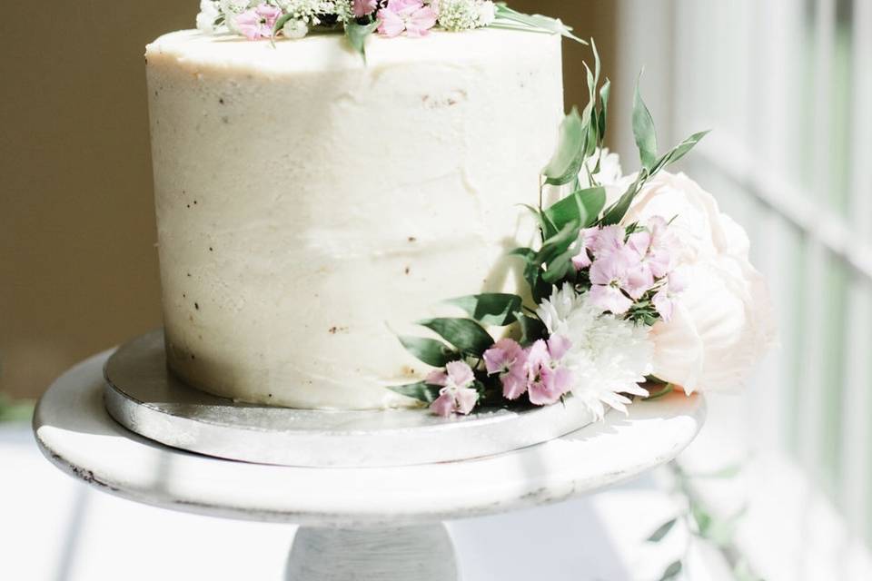 Wedding slicing cake