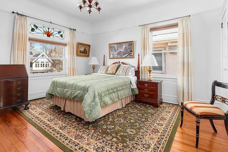 Guest bedroom (2 of 5)