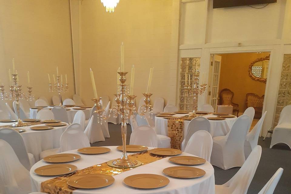 White/gold table setting