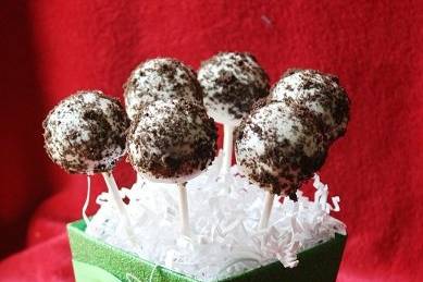 Oreo/cookies and cream cake pops