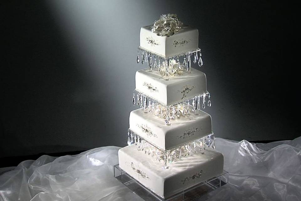 Light shining on the 4-tier wedding cake