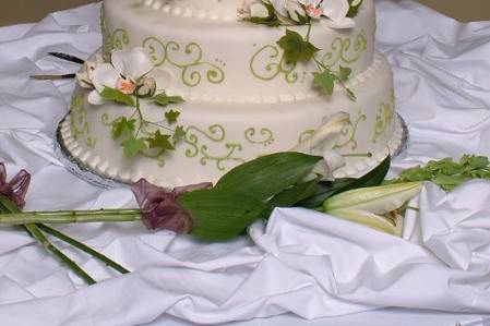 5-tier wedding cake with green detailing