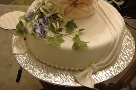 Floral wedding cake with a hanging layer