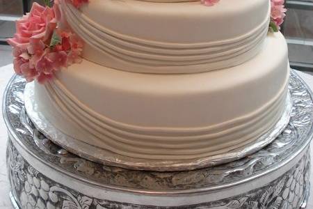 4-tier wedding cake with lining and flowers