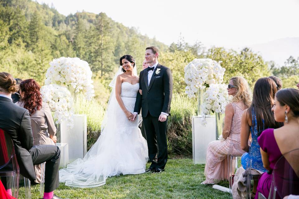 Elegant modern white ceremony flowers