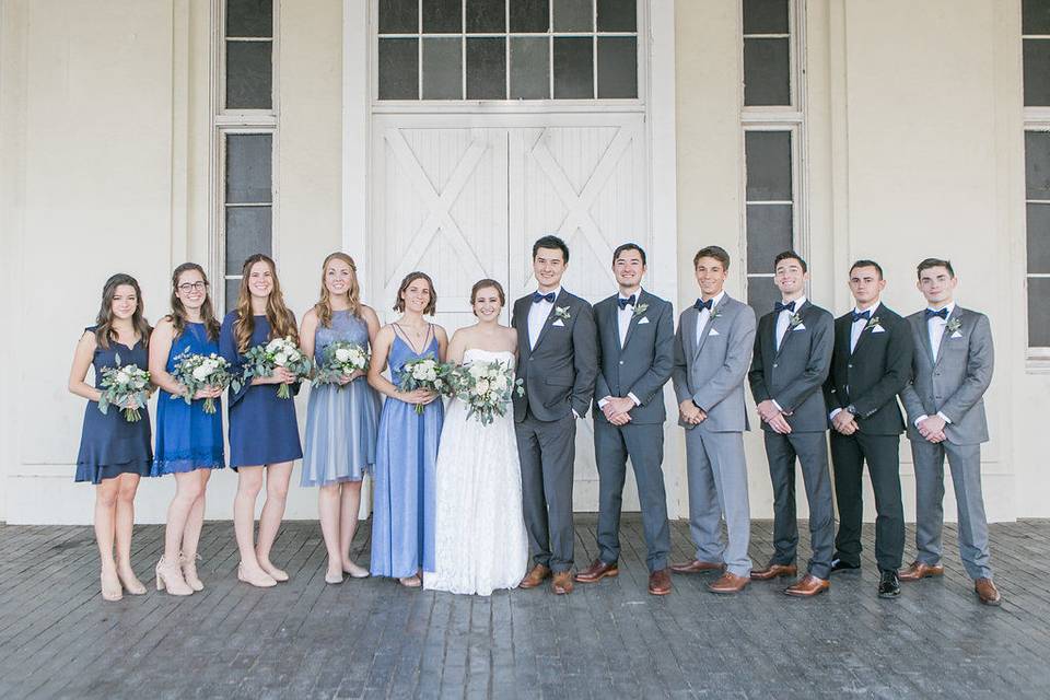 Couple with bridesmaids and groomsmen