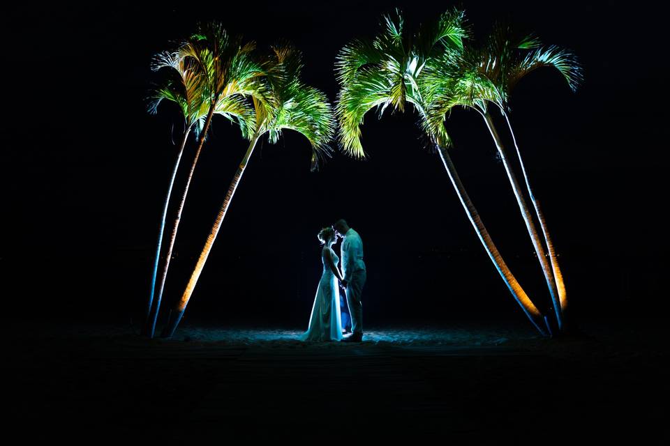 A dance under the palm trees