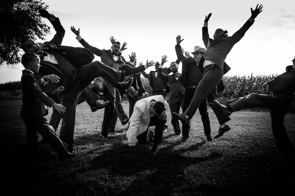 Fun photos with the groomsmen