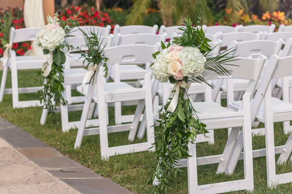 Flower clusters for aisle