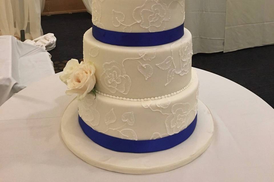 Tall cake, piping lace