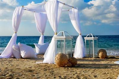 Wedding on the intimate W Beach