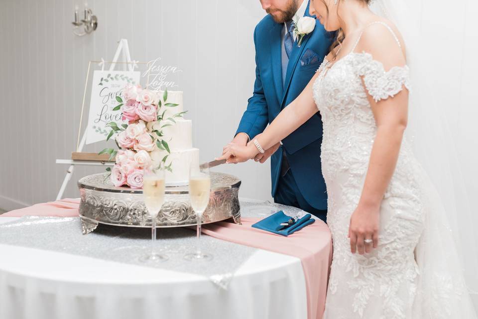 Cake with pink/navy design