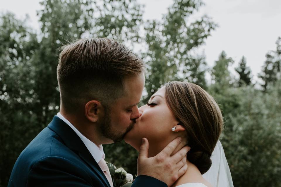 Newlyweds share a kiss