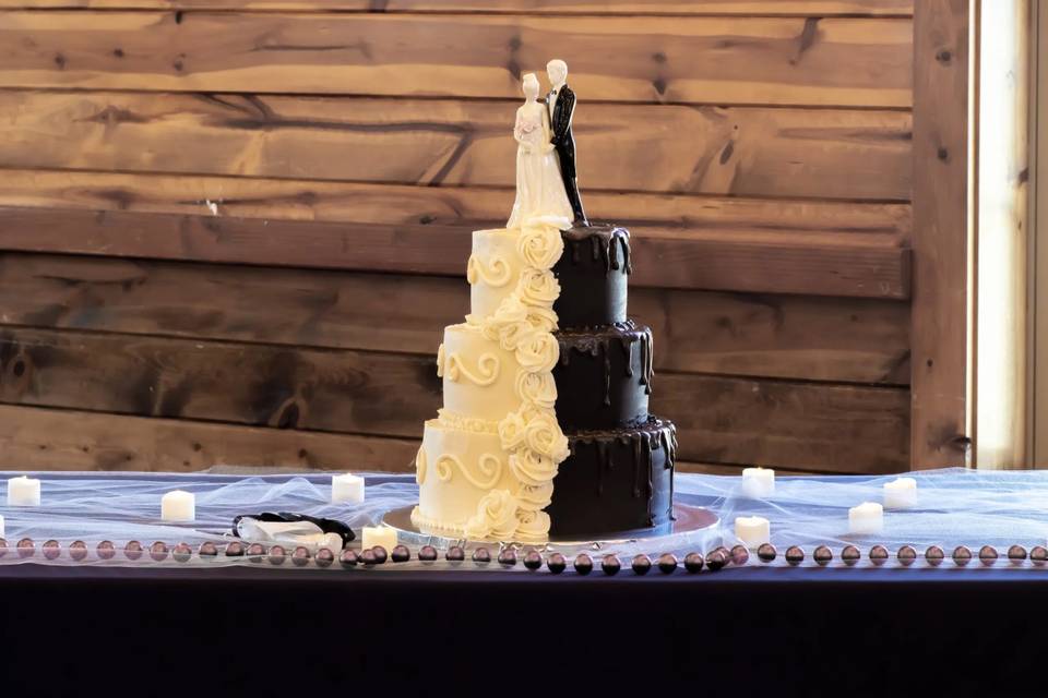 White/Black Wedding Cake