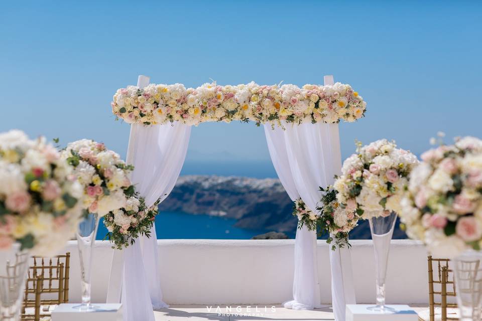 Wedding arch -Photo: Vangelis Photography