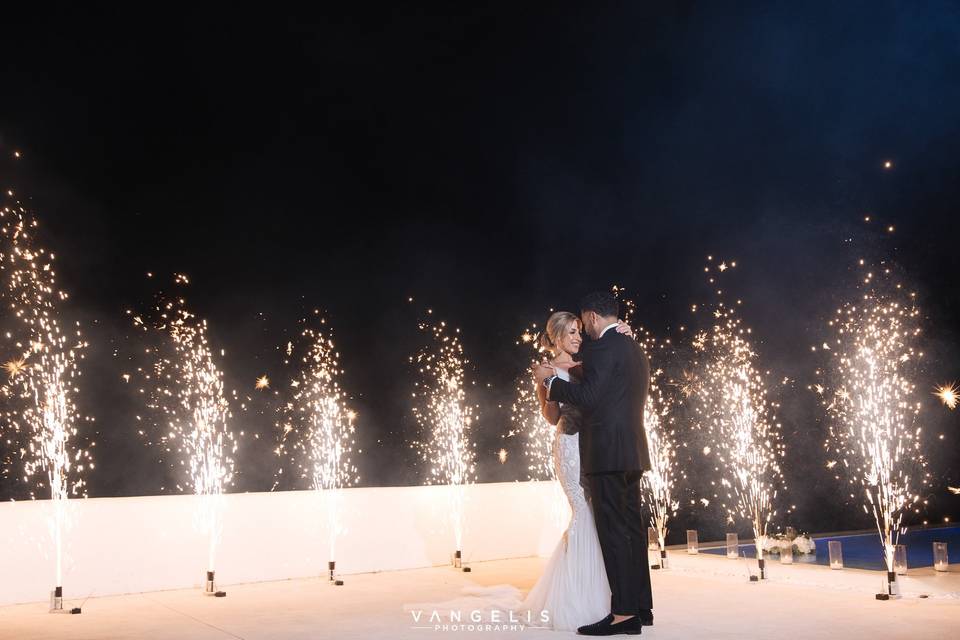 Couple kissing - Photo: Vangelis Photography