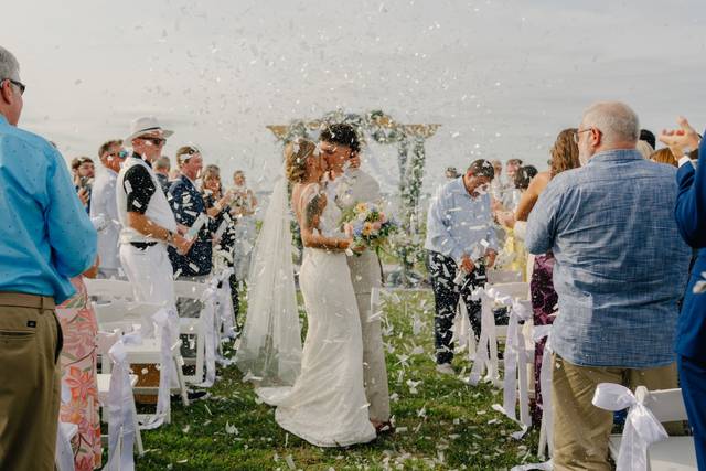 Confetti Wedding Kiss