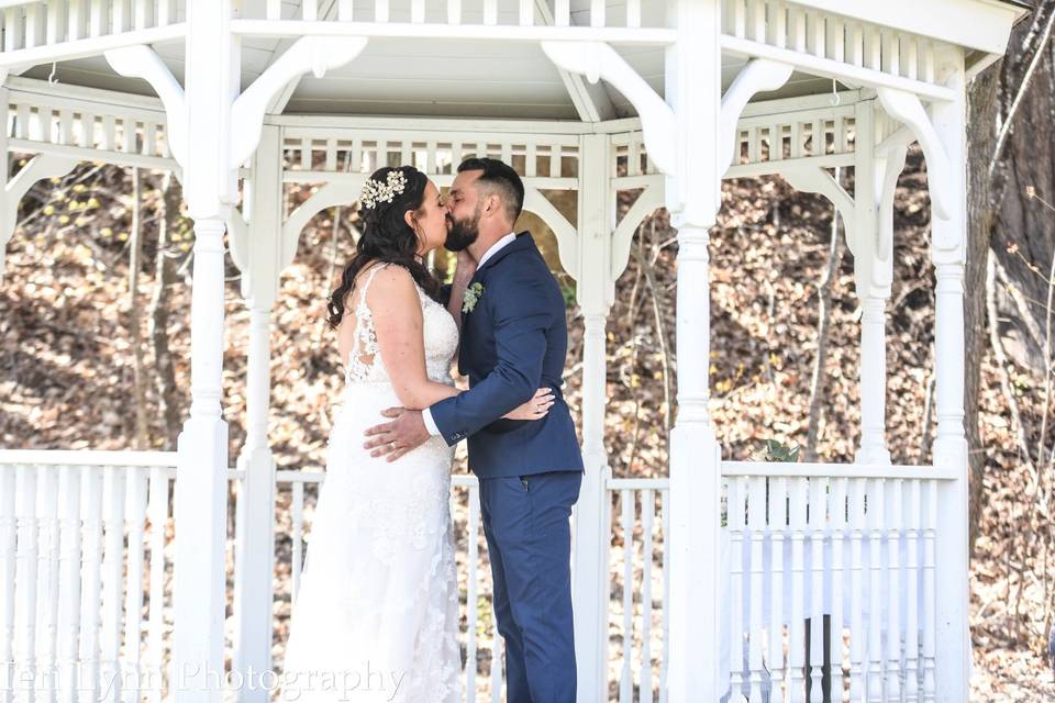 Gazebo kiss