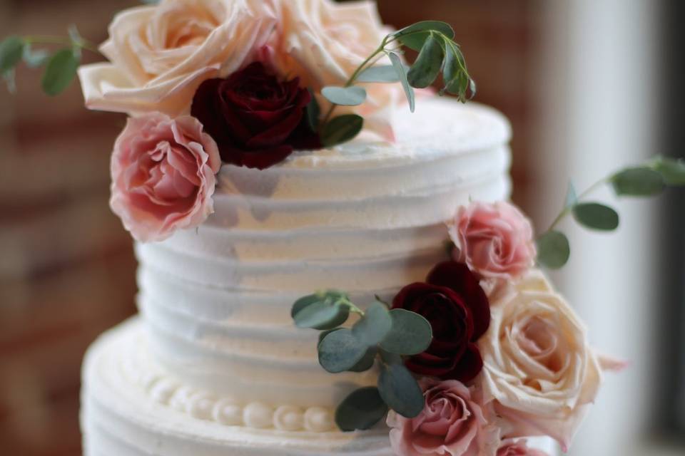 Fresh flower wedding cake