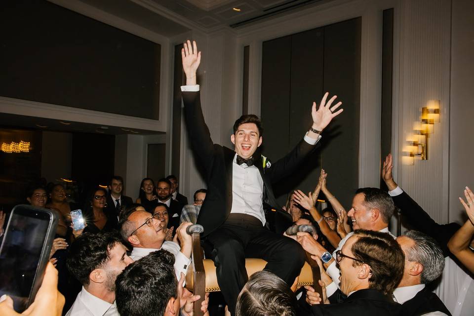 Peak hora energy right here.