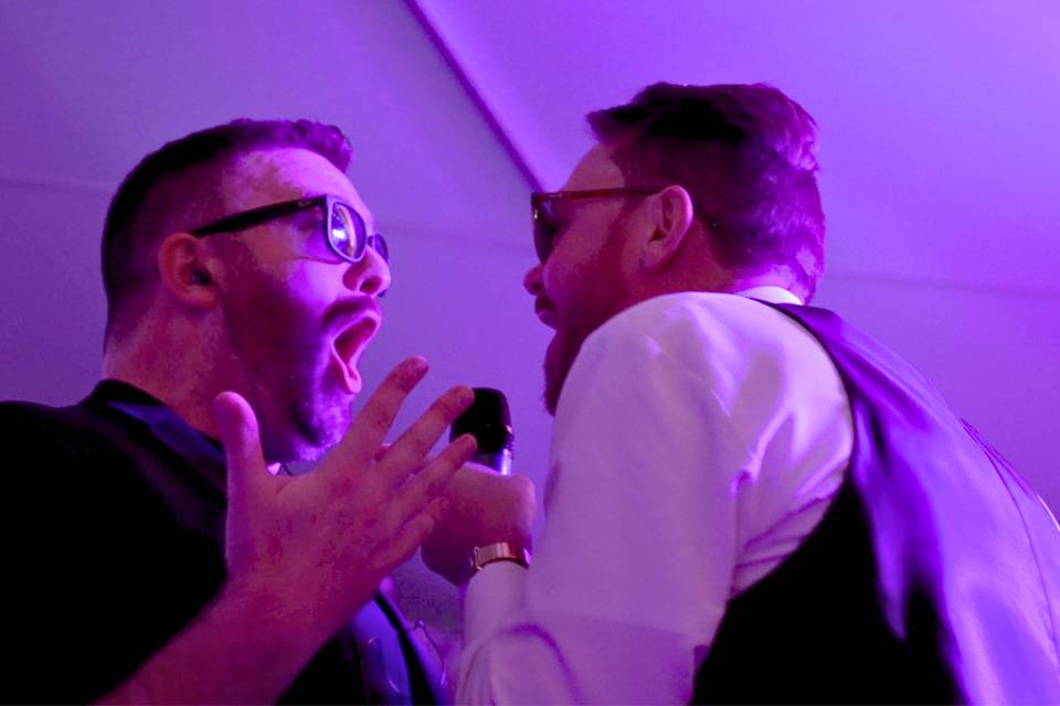 Mic battle with the groom 🎤🔥