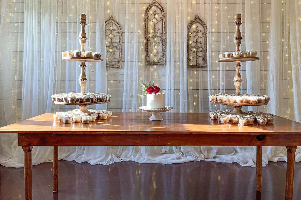 Wedding cake table