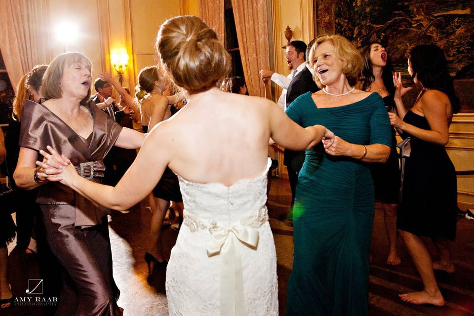 Bride having fun - Amy Raab Photography