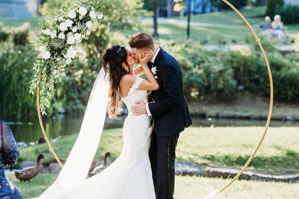 Ceremony kiss