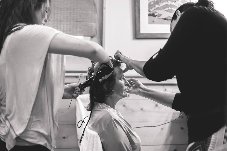 Curling the hair | Photography by Marc and Anna Photo and Film