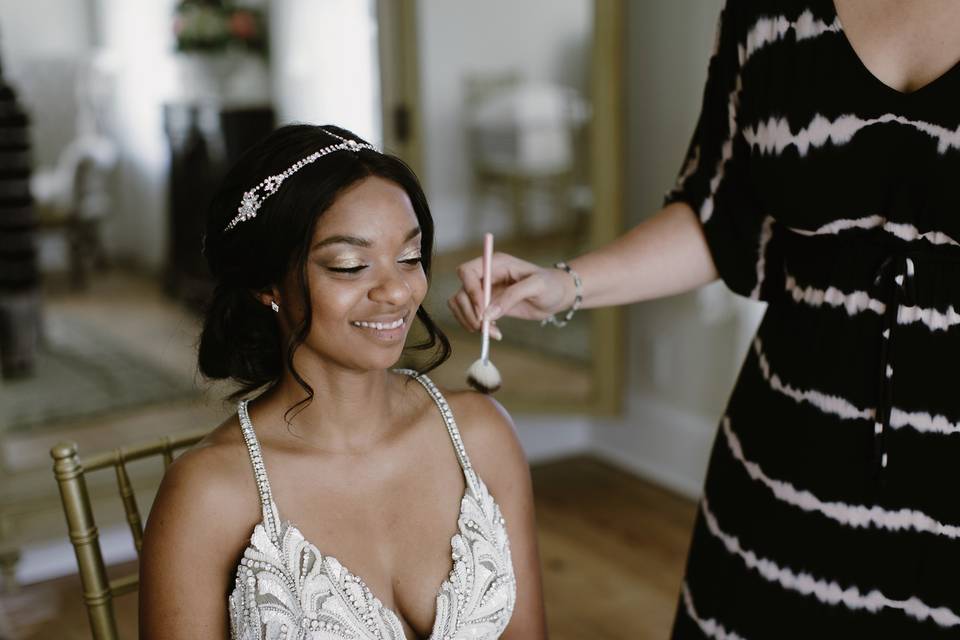 Getting ready | Photography by Elicia Bryan