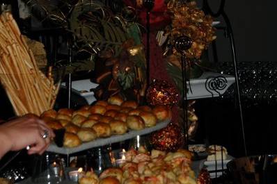 Appetizers are served on stone tiles in a unique presentation by one of Cherokee Conference Center's preferred caterers.