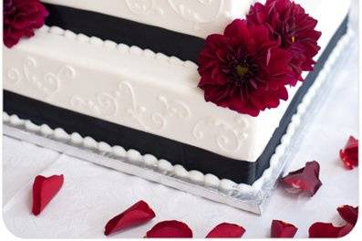 Classy Wedding Cake with beautiful muted details for a Costa Mesa Wedding at The Promenade