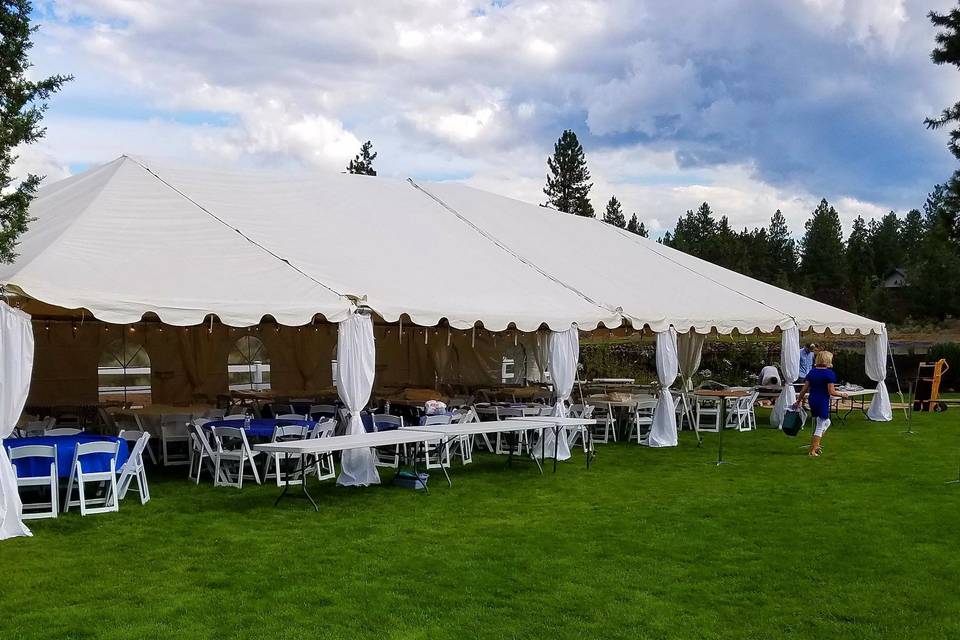Outdoor tent with leg drapes