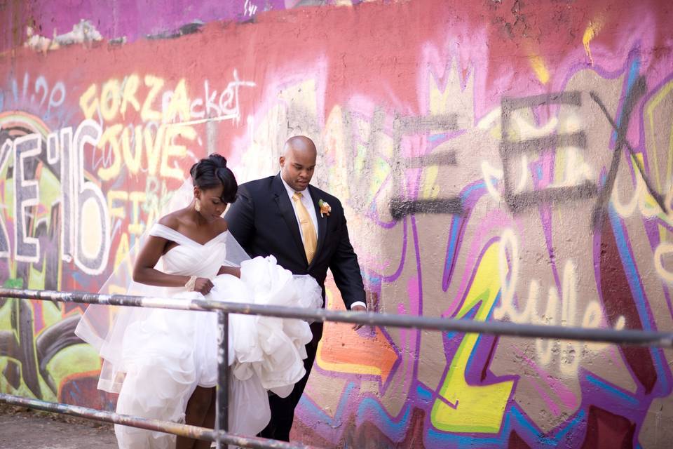 Couple walking by a grafitti wall