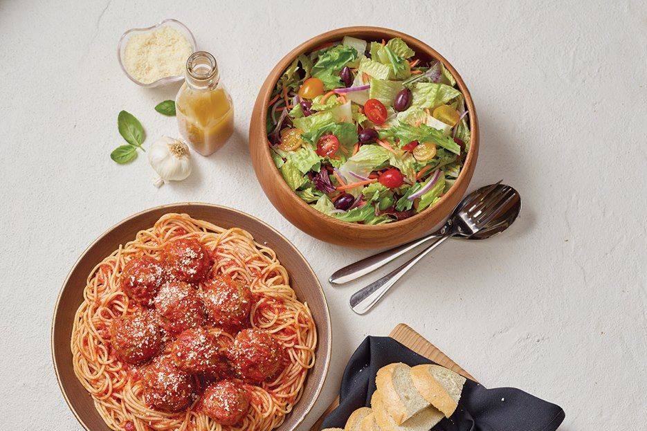 Spaghetti with meatballs and salad on the side