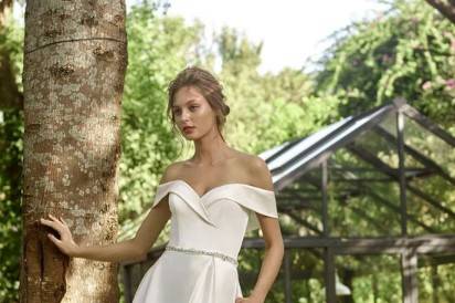 Off-the-shoulder with slit
