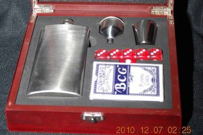 Piano finished flask and card / chip set - engrave name, text, graphics onto the box and the flask (stainless steel).